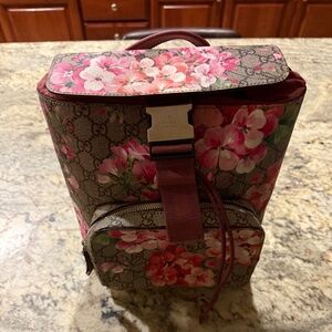 EXCELLENT Gucci Red/Pink GG Supreme Blooms Backpack